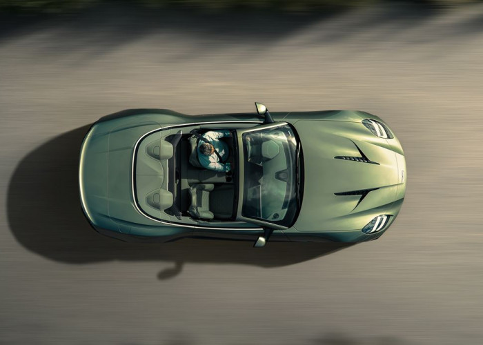 L'Aston Martin Vanquish Volante embarque un V12 bi-turbo de 835 ch