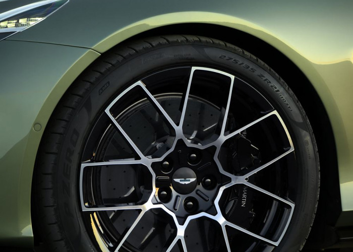 L'Aston Martin Vanquish Volante embarque un V12 bi-turbo de 835 ch