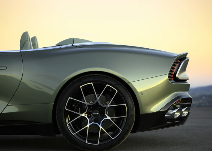 L'Aston Martin Vanquish Volante embarque un V12 bi-turbo de 835 ch