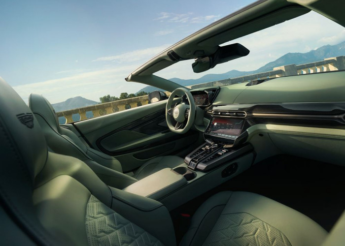 L'Aston Martin Vanquish Volante embarque un V12 bi-turbo de 835 ch