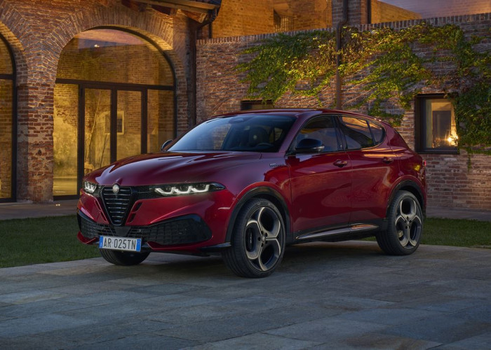 Le SUV compact italien Alfa Romeo Tonale restylé affirme son caractère sportif