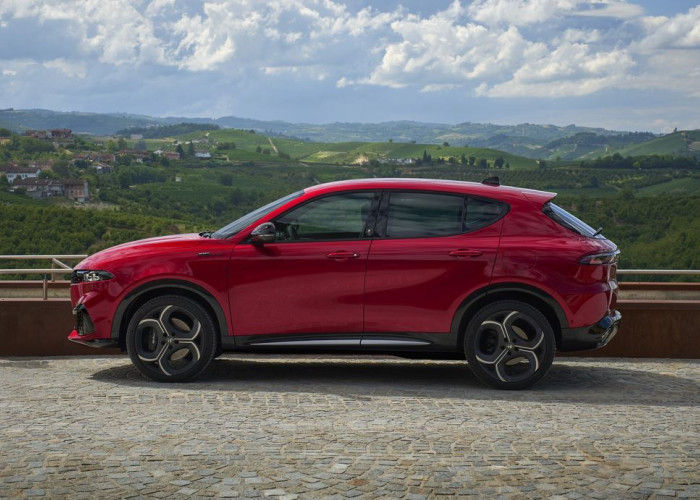 Le SUV compact italien Alfa Romeo Tonale restylé affirme son caractère sportif