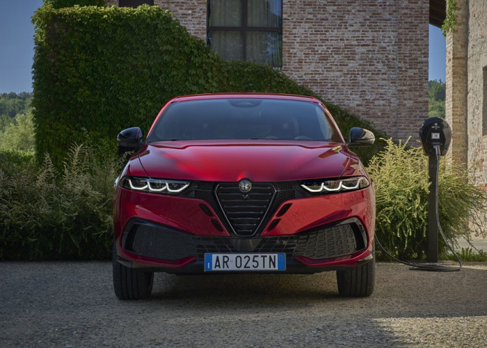 Le SUV compact italien Alfa Romeo Tonale restylé affirme son caractère sportif