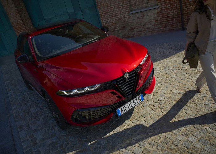 Le SUV compact italien Alfa Romeo Tonale restylé affirme son caractère sportif