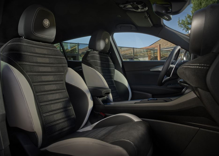Le SUV compact italien Alfa Romeo Tonale restylé affirme son caractère sportif