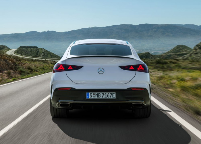Le Mercedes-Benz GLE Coupé affiche une ligne dynamique avec des vitres latérales allongées