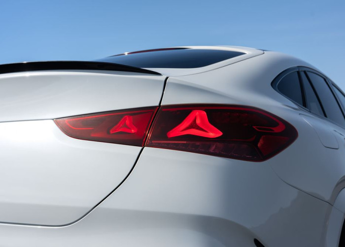 Le Mercedes-Benz GLE Coupé affiche une ligne dynamique avec des vitres latérales allongées