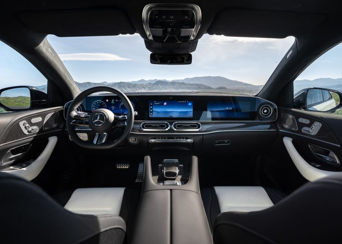 Le Mercedes-Benz GLE Coupé affiche une ligne dynamique avec des vitres latérales allongées