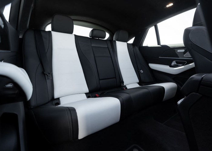 Le Mercedes-Benz GLE Coupé affiche une ligne dynamique avec des vitres latérales allongées