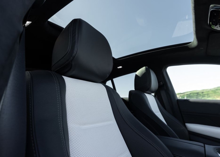 Le Mercedes-Benz GLE Coupé affiche une ligne dynamique avec des vitres latérales allongées