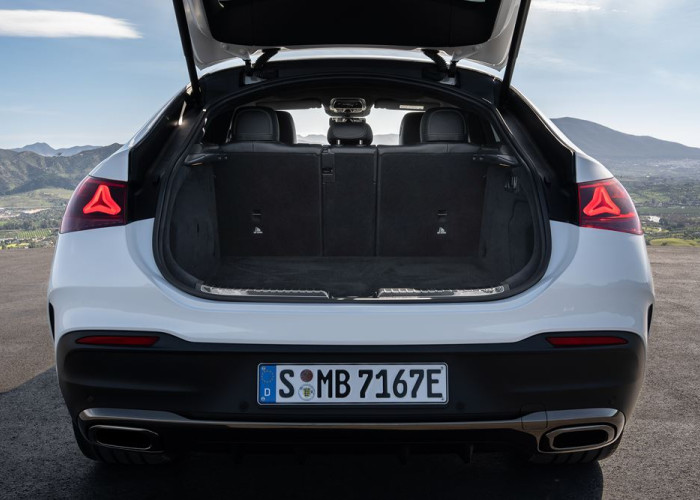 Le Mercedes-Benz GLE Coupé affiche une ligne dynamique avec des vitres latérales allongées