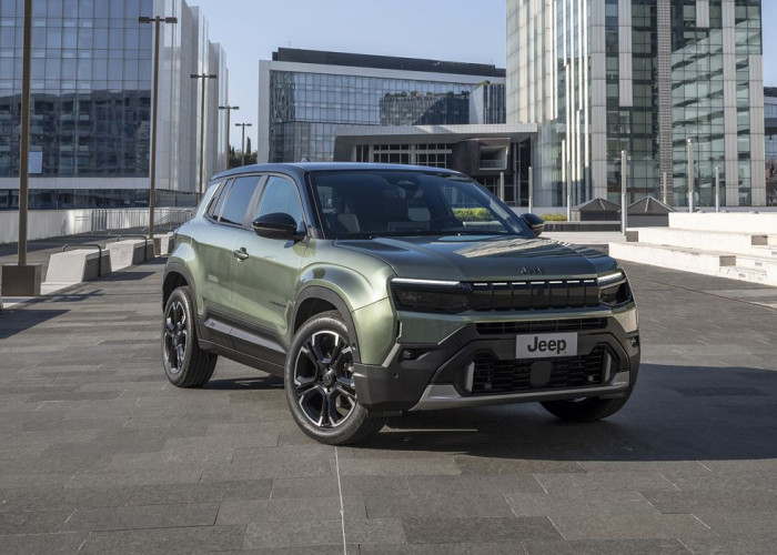La Jeep Avenger revisitée s'offre une calandre à sept fentes renforcée par un rétroéclairage à LED