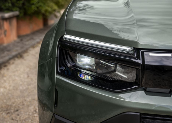 La Jeep Avenger revisitée s'offre une calandre à sept fentes renforcée par un rétroéclairage à LED