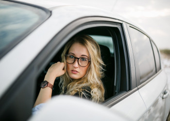 Jeunes femmes au volant : qui va piano, va sano ?