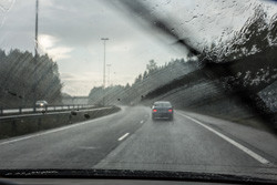 Comment réagir au volant en situation d'aquaplaning sur la route