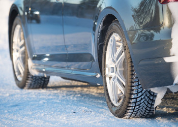 Des conseils pour une conduite sûre en plein hiver en direction des sommets enneigés