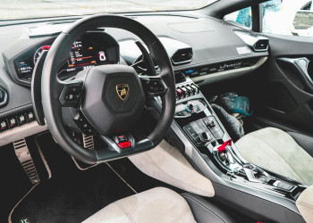 Acquérir les techniques du pilotage automobile dans le cadre d'un stage de pilotage