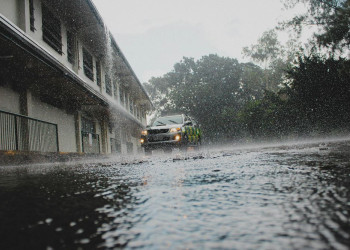 Giboulées de mars : comment éviter l'aquaplaning et rester maître de son véhicule
