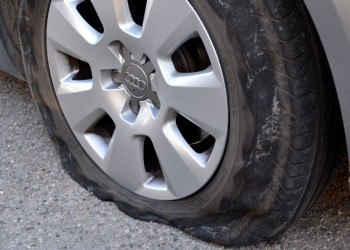 La réparation d'un pneu crevé par champignon est effectuée par l'intérieur du pneu