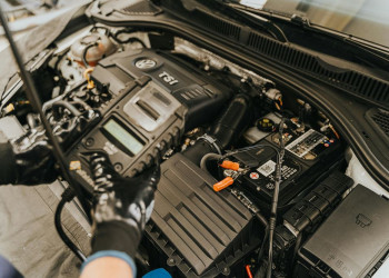 La lecture des codes défauts enregistrés par un calculateur moteur nécessite un diagnostic électronique