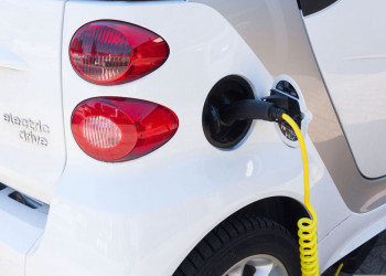 Qui paye la recharge d'une voiture électrique de fonction à domicile ?