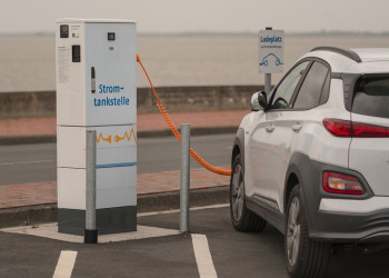 Voiture électrique au quotidien sans possibilité de recharge privée : possible ou impossible ?