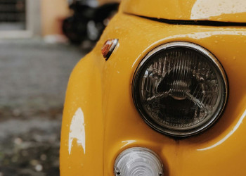 Une plateforme d'enchères automobiles pour revendre en l'état un véhicule ancien fortement kilométré