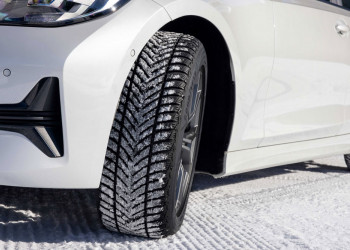 Un pneu hiver se différencie par le mélange de gomme et le dessin de la bande de roulement
