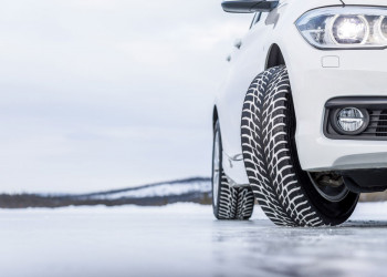 Un pneu neige a une bande de roulement très découpée avec des rainures larges et des pavés massifs