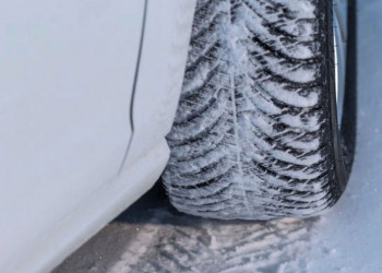 Un pneu 4 saisons est un compromis technique intermédiaire entre un pneu été et un pneu hiver