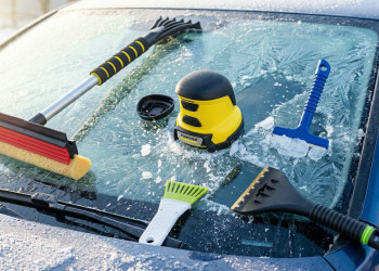 Des conseils pour dégivrer efficacement un pare-brise recouvert de glace par une matinée d'hiver glaciale