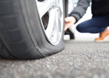 Près de la moitié des automobilistes ne géreraient pas eux-mêmes une crevaison sur le bord de la route
