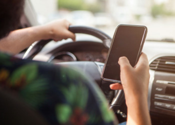 Près de 80% des automobilistes utilisent leur téléphone portable en conduisant en 2023