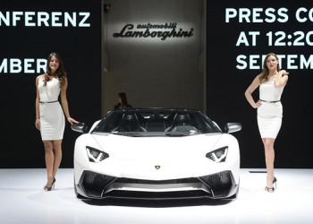 Les hôtesses du salon de l'automobile de Francfort 2015