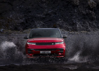 Le Range Rover Sport remonte le déversoir d’un barrage à contre-courant