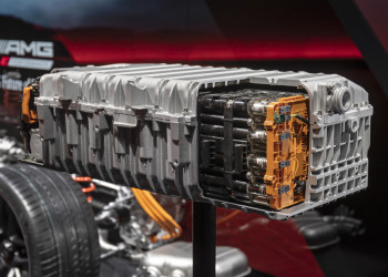 La batterie hautes performances AMG 400 volts assure le refroidissement direct des cellules
