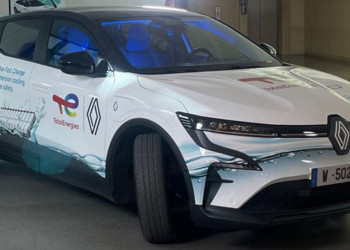 Le refroidissement par immersion d'une batterie haute tension de véhicule électrique réduit le temps de charge