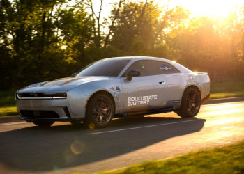 Un Dodge Charger Daytona de développement doté d'une batterie à électrolyte solide Factorial en test