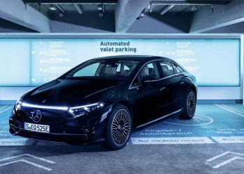 Le système de stationnement automatisé Mercedes-Benz permet au véhicule de se garer tout seul