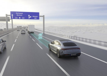 Le système de conduite automatisée de niveau 3 Mercedes suit un véhicule sur l'autoroute jusqu'à 95 km/h