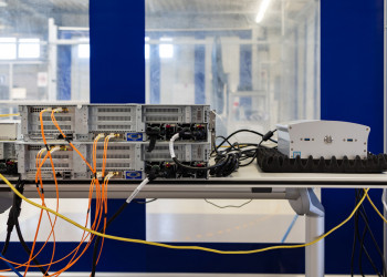 Quelques serveurs centralisés et locaux prennent en charge le travail d'innombrables PC industriels