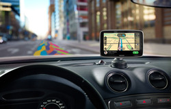 Le GPS TomTom Go Premium offre des prestations de voiture connectée