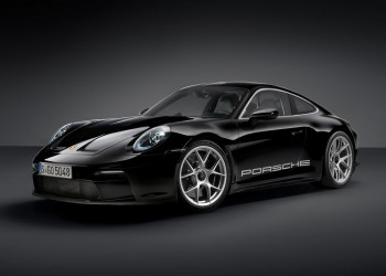 La Porsche 911 S/T est animée par un moteur atmosphérique à plat de 525 ch associé à une boîte manuelle