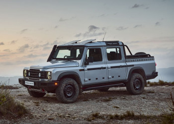 Le pick-up double cab Ineos Grenadier Quartermaster en approche