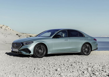 La berline classique à trois volumes Mercedes Classe E de sixième génération en approche