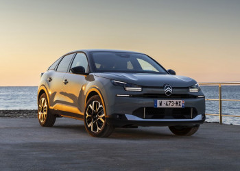 La berline compacte surélevée Citroën C4 affiche une face avant plus moderne