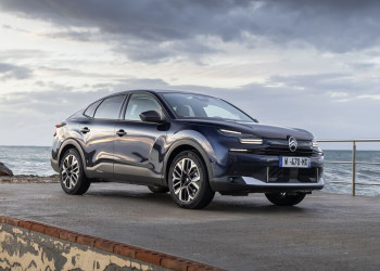 La berline quatre portes électrique Citroën ë-C4 X 115 kW - 54 kWh affiche jusqu'à 427 km d'autonomie WLTP
