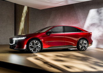 La grande berline cinq portes électrique Mazda6e affiche un style racé