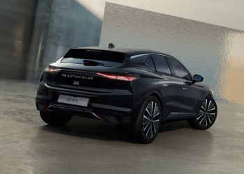 La berline compacte électrique DS N°4 E-Tense affiche une autonomie WLTP de 450 km