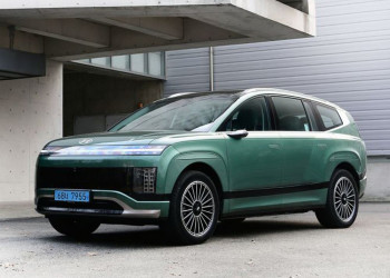 Le grand SUV électrique sept places Hyundai Ioniq 9 à trois rangées de sièges affiche un style distinctif